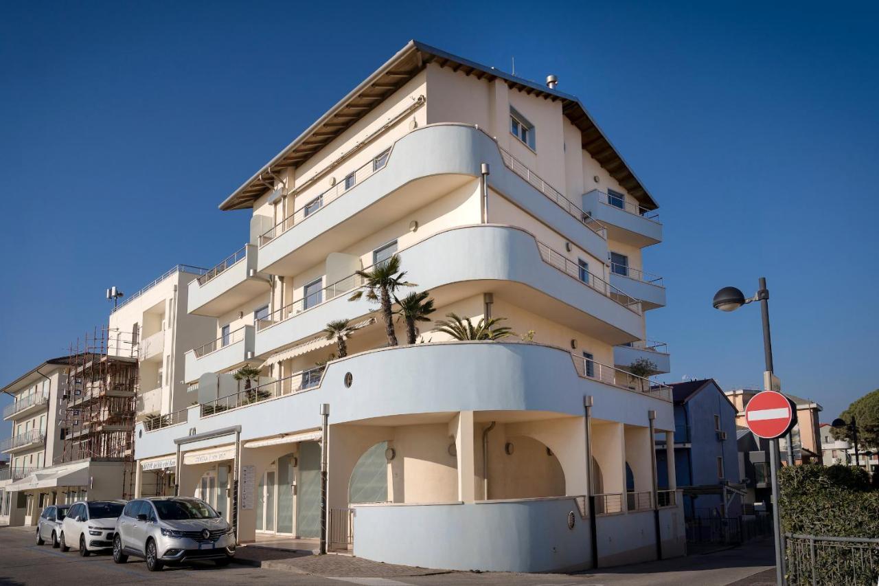 Ferrari Apartments Levante Caorle Exteriör bild