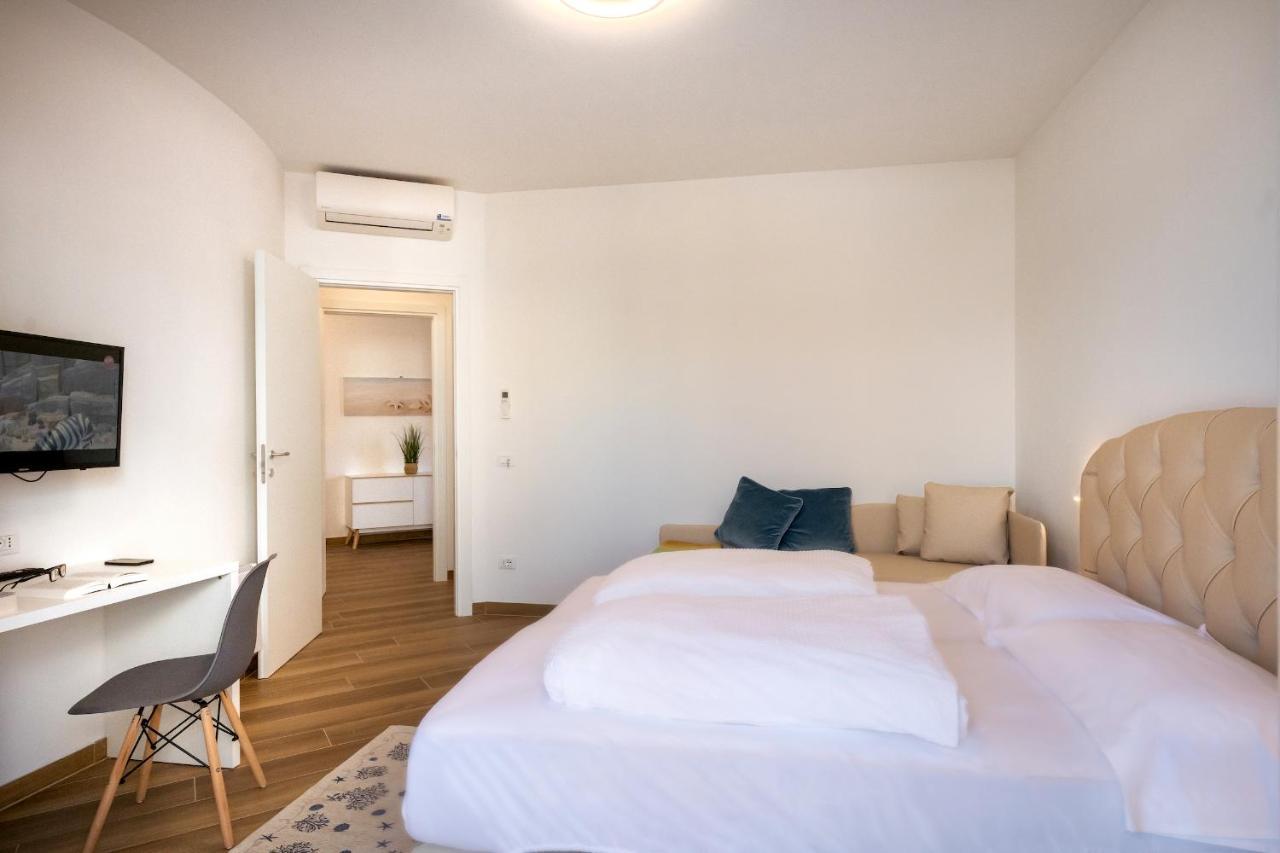 Ferrari Apartments Levante Caorle Exteriör bild